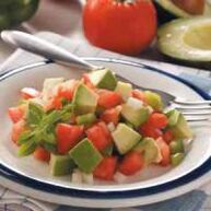 Pomidor, avokado və pendir salatı